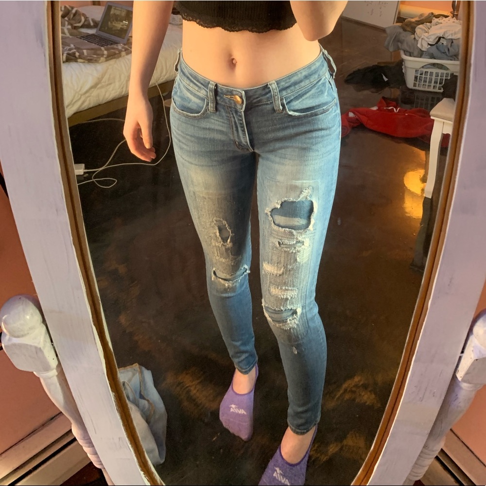 AMERICAN EAGLE MID RISE RIPPED JEANS😻